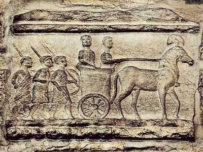 ...il secondo raffigura tre soldati armati di parma e giavellotto che precedono una biga trainata da un cavallo con in capo un elmo apulo-corinzio